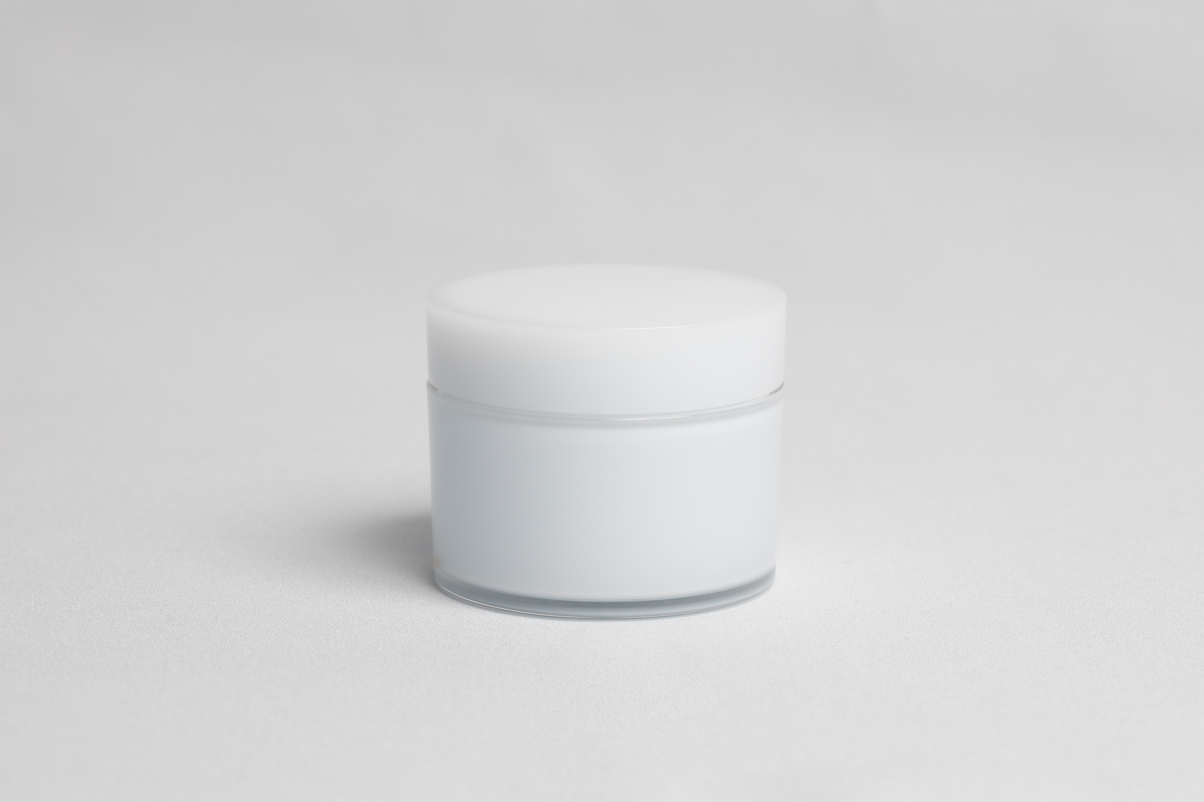 【化粧品容器】小ロット在庫対応の標準色ホワイト仕様クリームジャー フェア 50g〈クリーム容器（ジャー容器・クリームジャー）〉