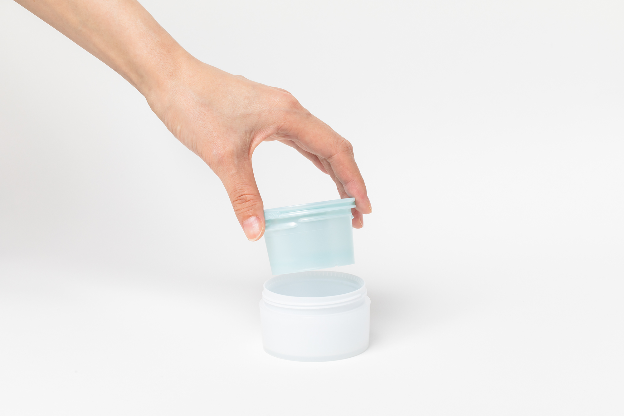 【化粧品容器】リフィルをクリーム容器（ジャー容器・クリームジャー）に付け替えるところ
